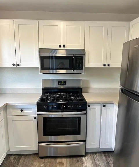 2218 N Beachwood Dr #201 — Photo 3