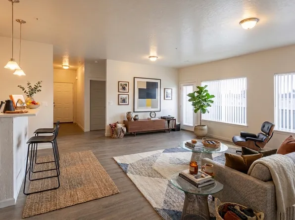Prairie Pointe Apartments and Townhomes