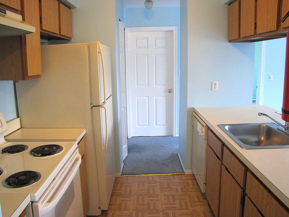 Kitchen w/lots of cabinets