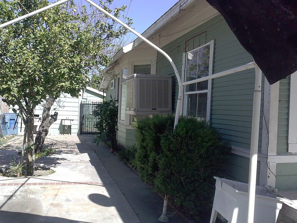 Side patio/ Lemon tree/Garden area