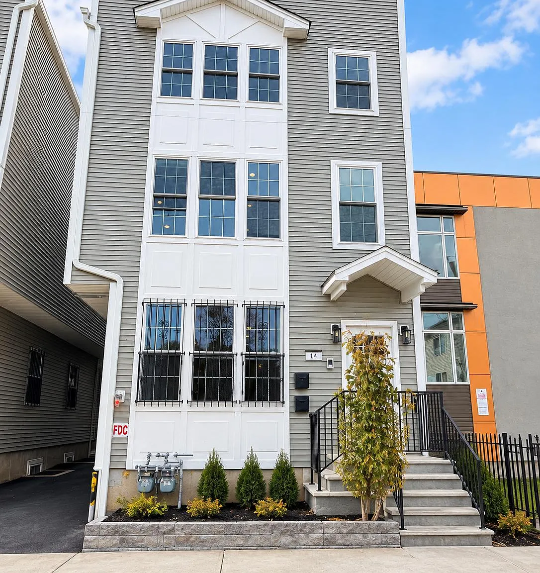 4 bed, $3,095 — Photo 1