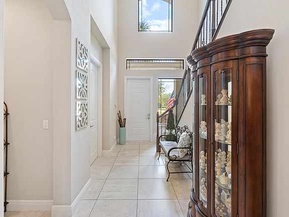 5th image of 1140 NE Savannah Oaks Way