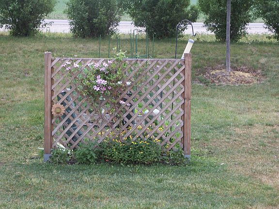 Lattice to hide utility box