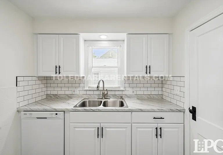 331 California Blvd — Photo 14