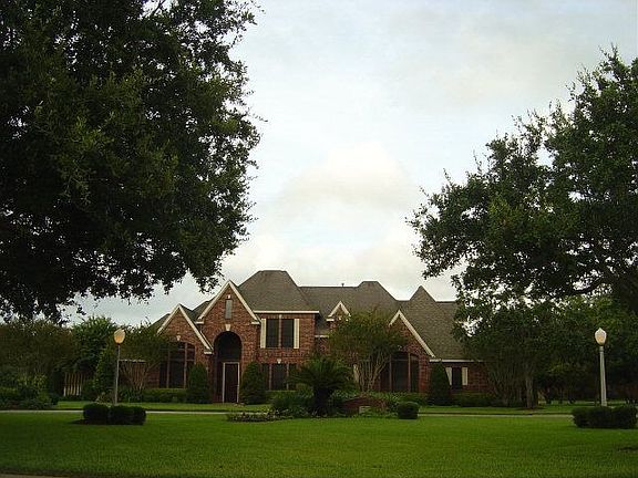 2nd image of 102 Rosewood St
