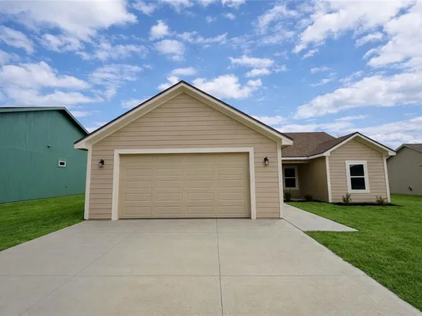 1305 NE Redwood Ct, Oak Grove, MO 64075