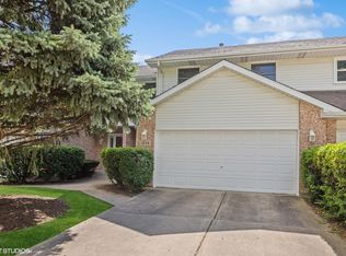 1039 Pinewood Dr, Downers Grove, IL 60516