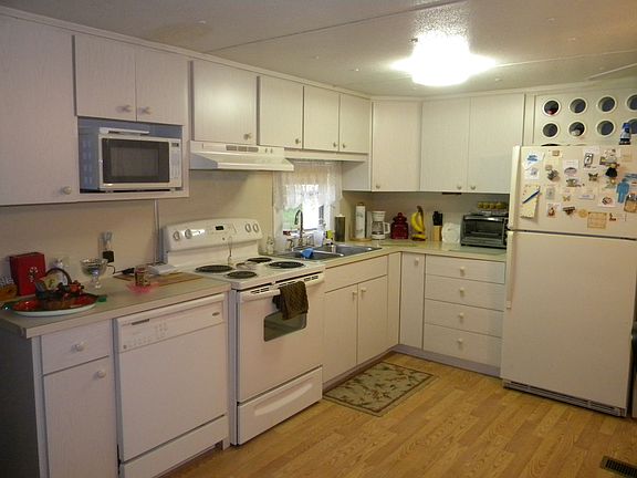 Updated kitchen - lots of room