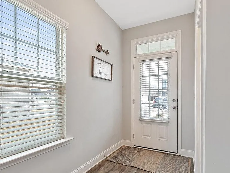 715 Hunters Ridge Dr — Photo 2