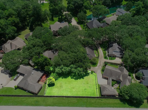 4811 Lake Village Dr, Weston Lakes, TX 77441