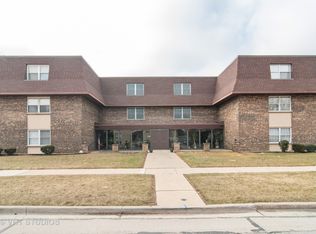 475 Shenstone Rd APT 102, Riverside, IL 60546