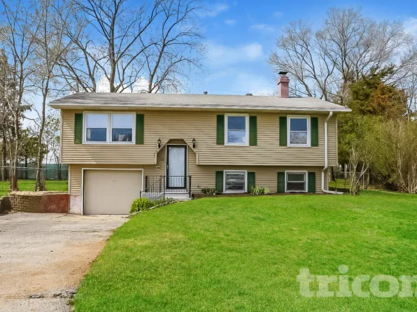 16 Dolphin Ct, Oswego, IL 60543
