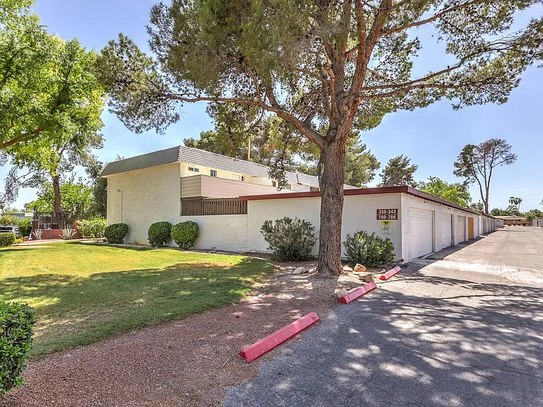 343 Greenbriar Townhouse Way — Photo 4