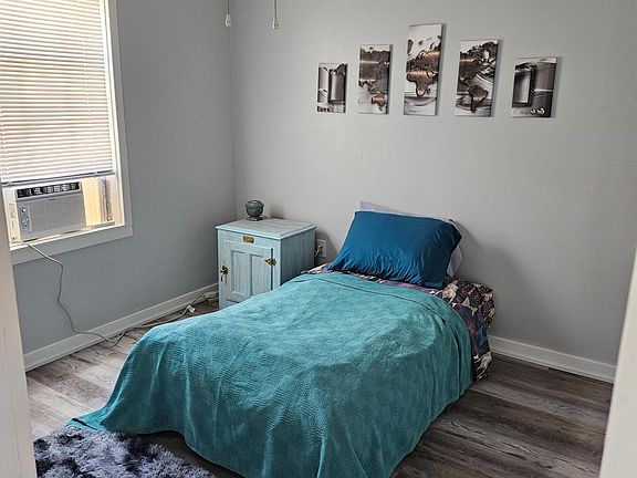5th image of 302 S Country Club Dr