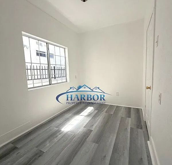 645 W 15th St — Photo 8