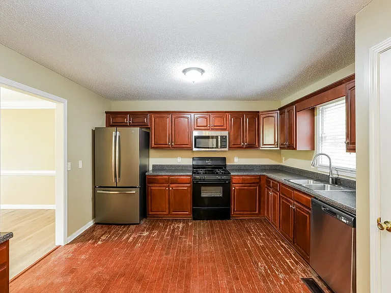 815 Tynsdale Dr — Photo 8
