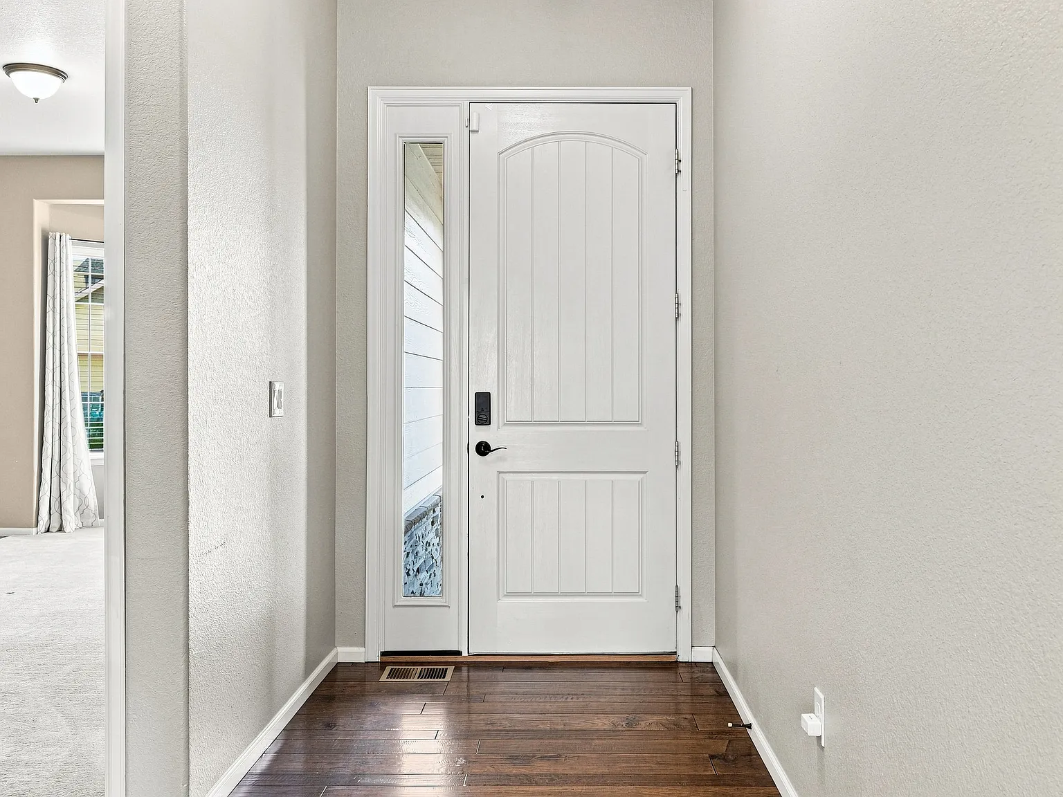 6 bed, 6034 sqft, $5,300 — Photo 4