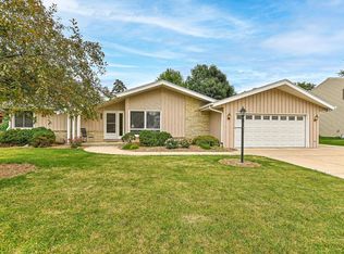 1940 S Park Wood Ln, New Berlin, WI 53151