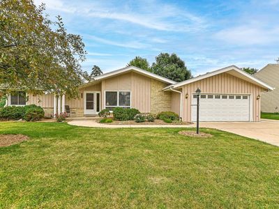1940 South Park Wood LANE, New Berlin, WI, 53151