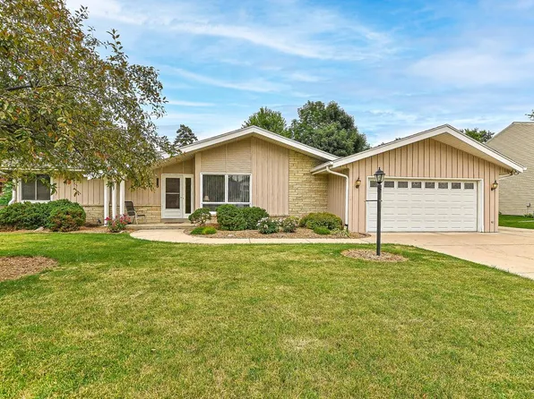 1940 South Park Wood LANE, New Berlin, WI 53151