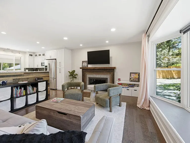 603 N Estes Dr — Photo 4