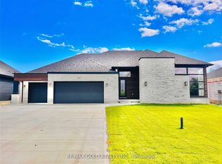 3761 Queen St, Plympton Wyoming, ON N0N 1E0