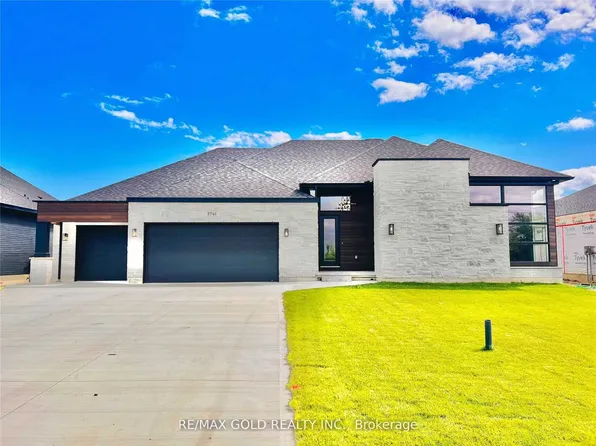 3761 Queen St, Plympton Wyoming, ON N0N 1E0