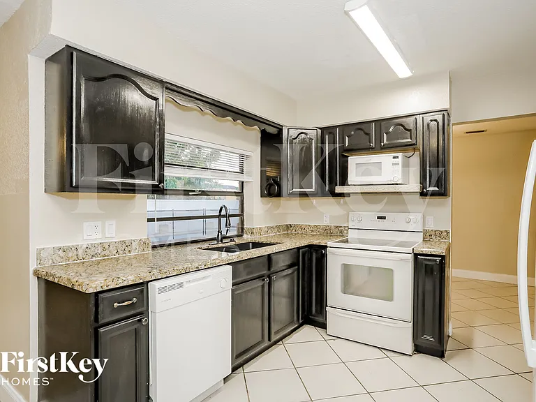 11310 NW 38th Pl — Photo 7
