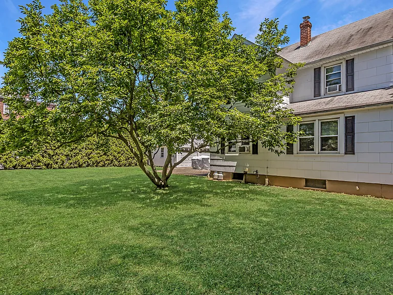104 Sheridan Ave — Photo 30