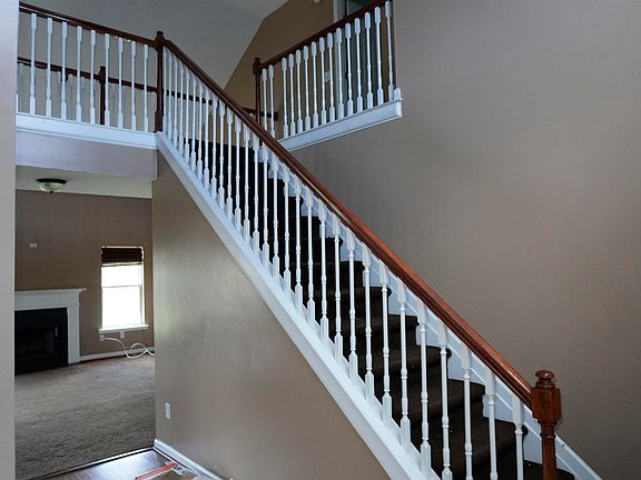 5th image of 105 Stoneheath Dr