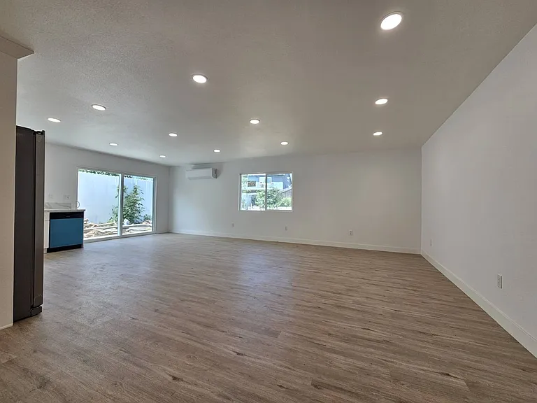 1038 Adel Ave — Photo 5
