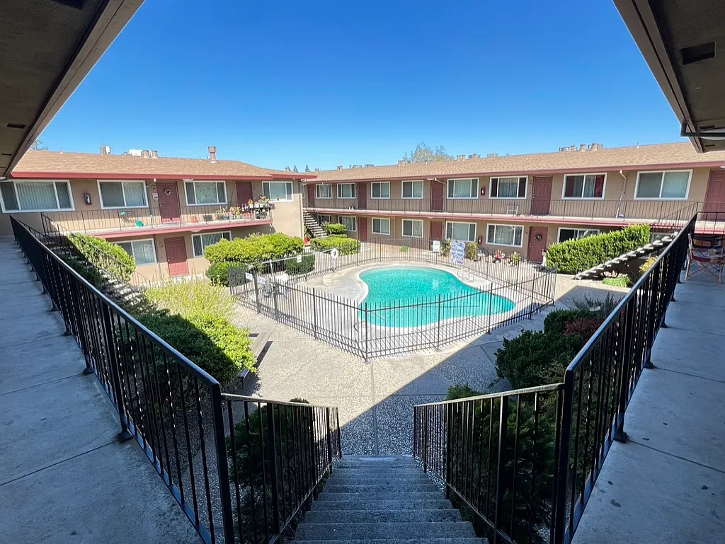 Plaza Garden Apts. — Photo 2