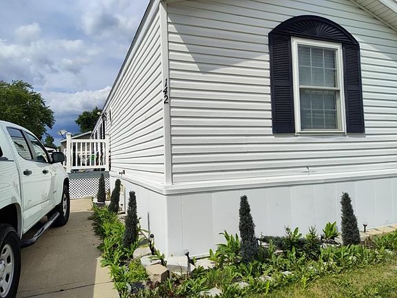 2nd image of 142 Carriage Ln