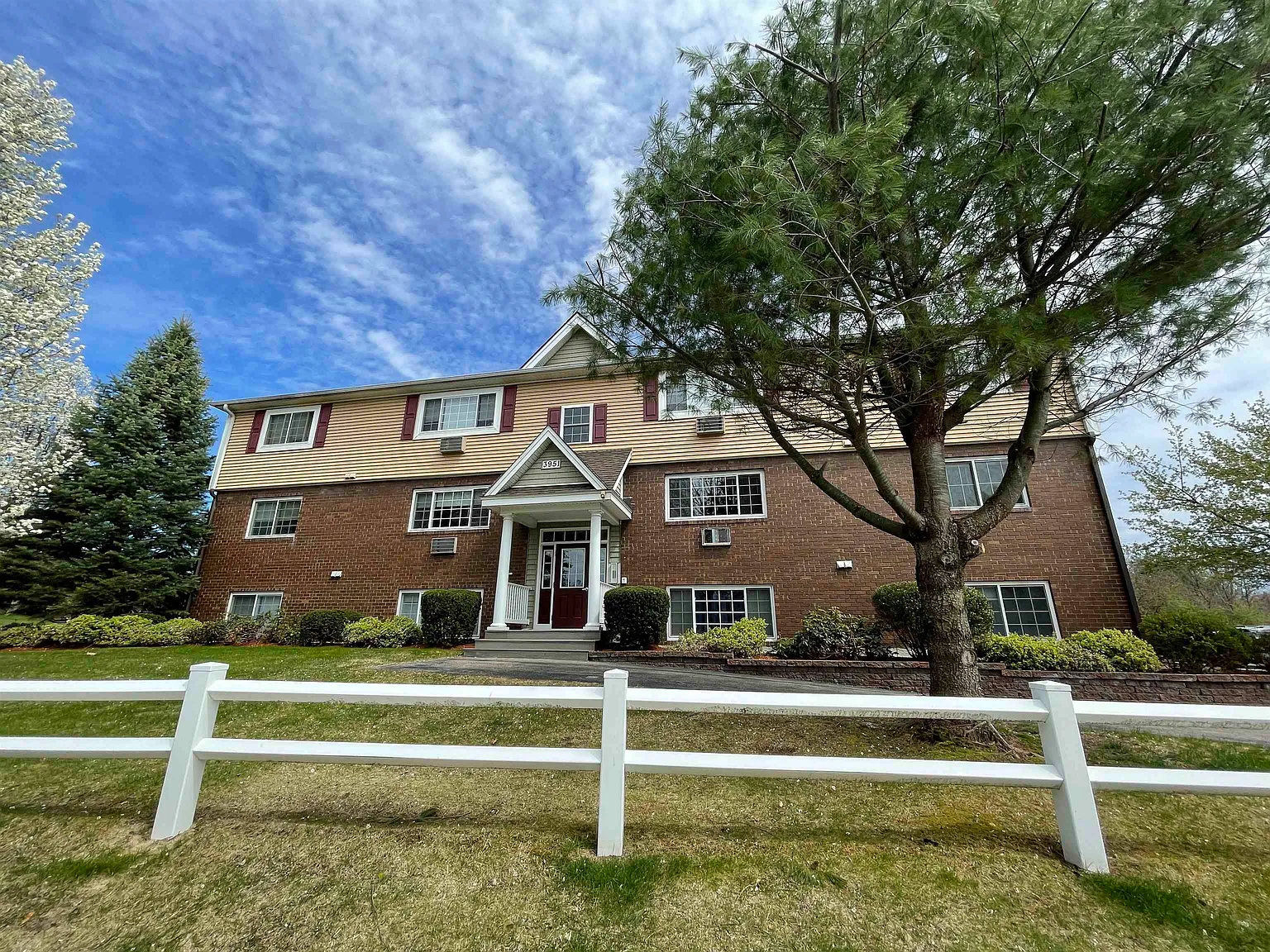 2 bed, 1.0 bath, 720 sqft, $1,868 — Photo 2