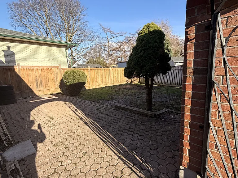653 Athol St E #MAIN — Photo 6