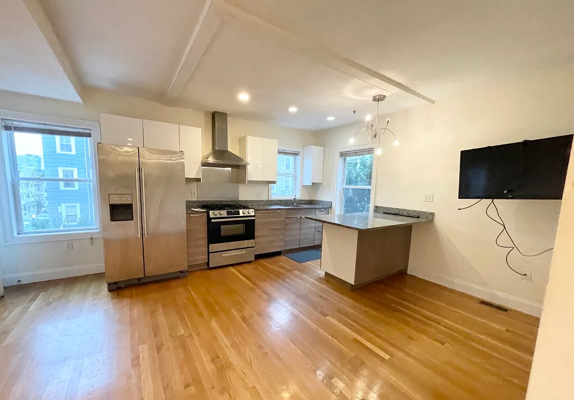 4 bed, 9999 sqft, $4,000 — Photo 1