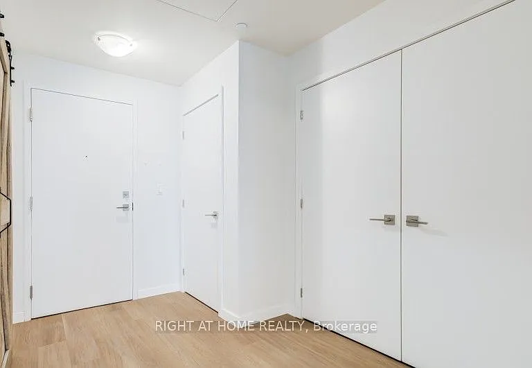 690 King St W #218 — Photo 16