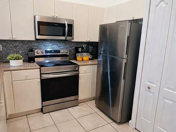 5th image of 2811 SE 17th Ave Unit 210