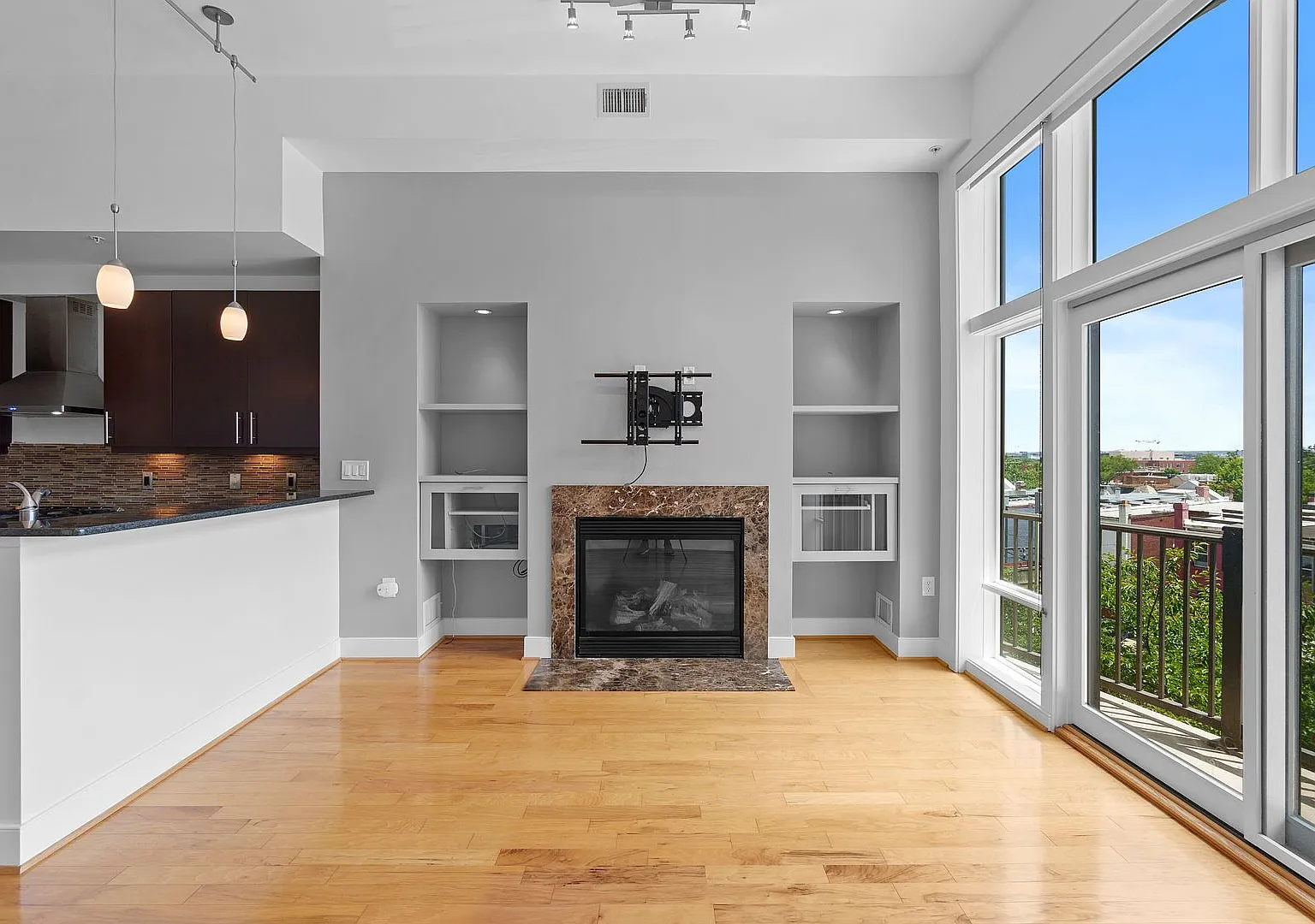 U St Corridor Stunning 1BR+Den Corner Condo w/City Views & Parking Available — Photo 3