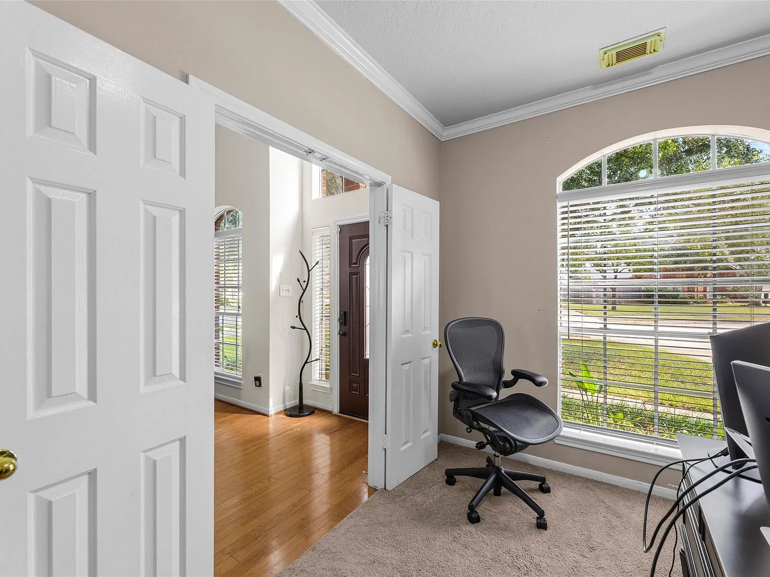 4 bed, 2.5 bath, 2703 sqft, $2,500 — Photo 2
