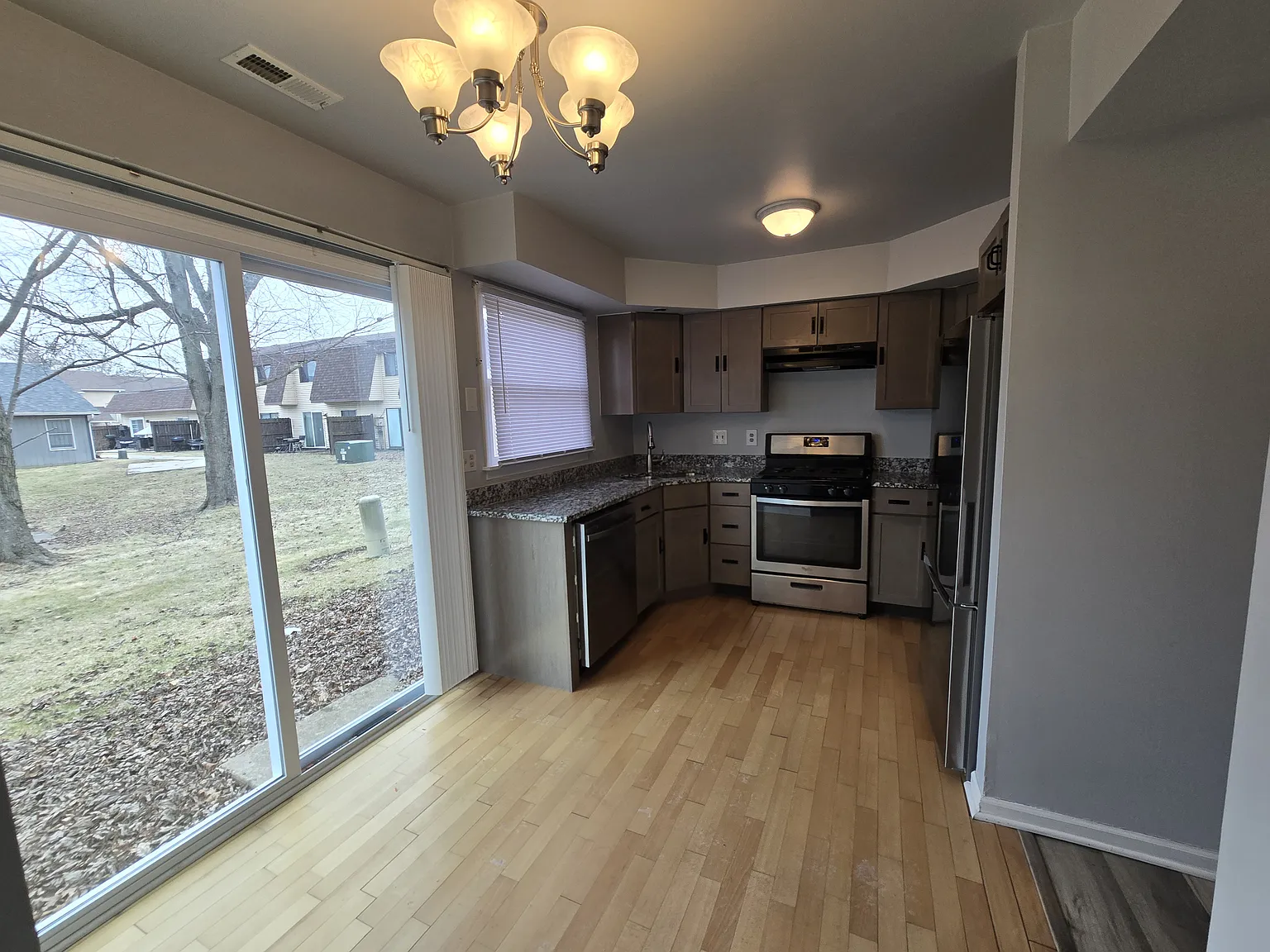 2 bed, 1600 sqft, $1,550 — Photo 2