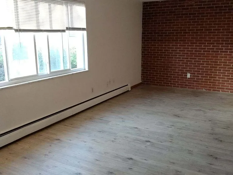 OHIO PIKE TERRACE APPARTMENTS — Photo 13