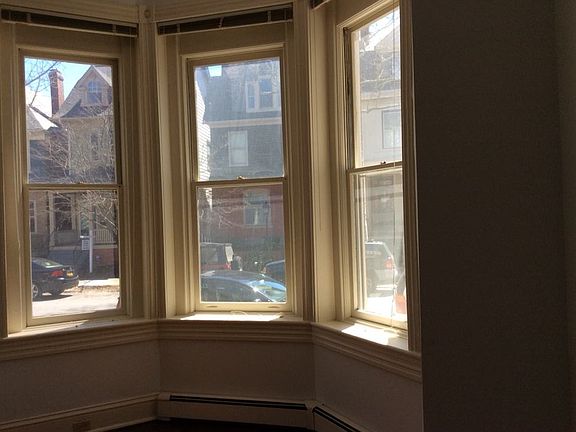3rd image of 424 Warren Cres APT 1
