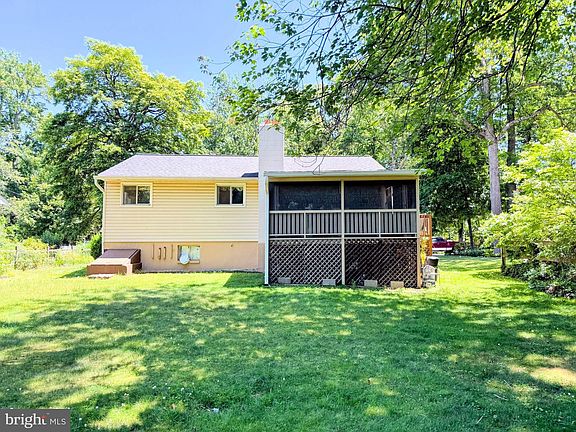 3rd image of 406 Holly Dr