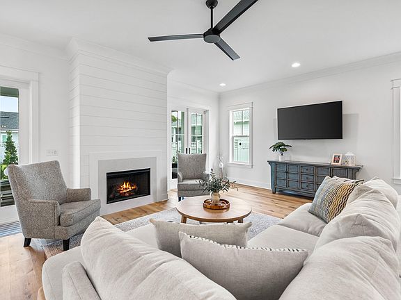 2nd image of 194 E Firethorn Cir