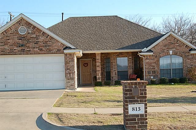 1st image of 813 Oakmont Dr