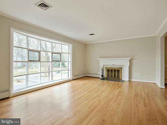 3rd image of 4214 Robertson Blvd