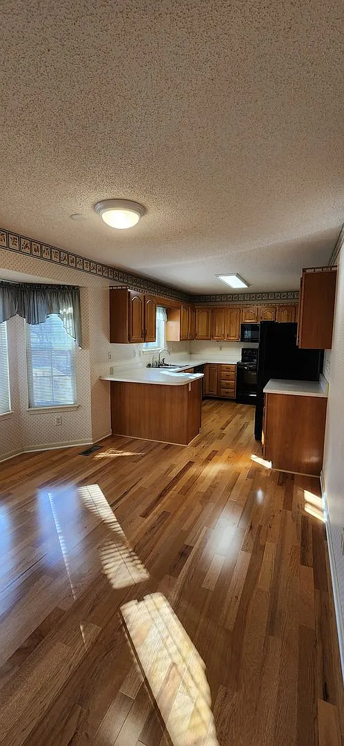 The comforts of home..Unfurnished and available for a 12 month lease — Photo 2