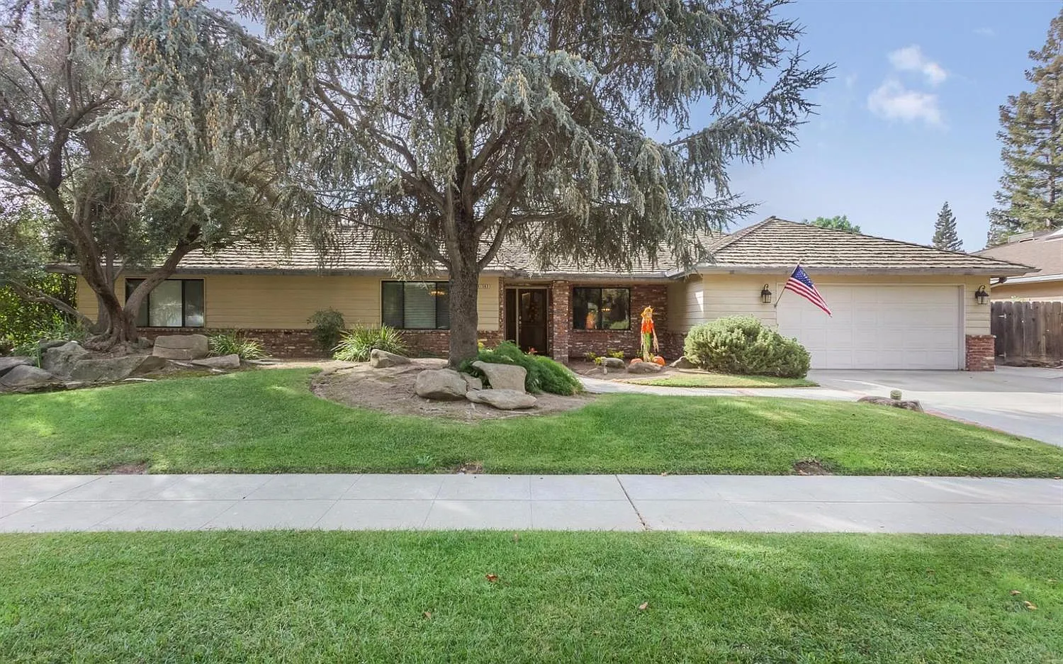1563 E Fallbrook Ave photo 1