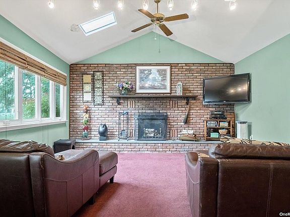 5th image of 2479 Balsam Ave